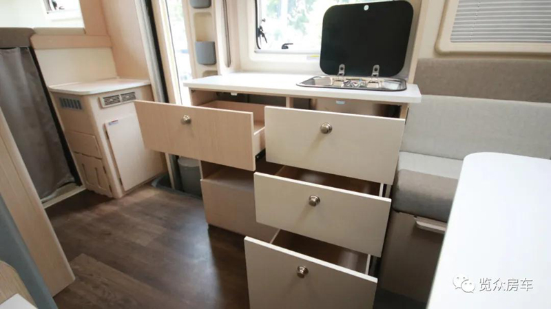 帶老人孩子出行，適合選這款房車