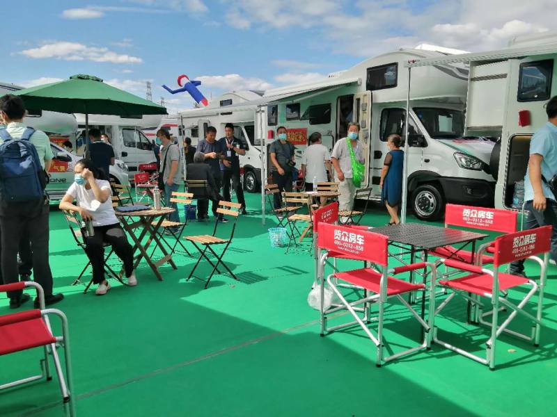 這個(gè)展會(huì)真的太熱鬧了,這么多人定房車(chē) 這個(gè)展會(huì)真的太熱鬧了,這么多人定房車(chē)