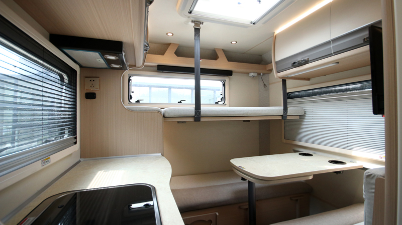 上下鋪床的房車，空間利用真合適