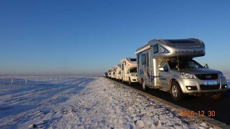 踏雪前行，房車也能雪地越野