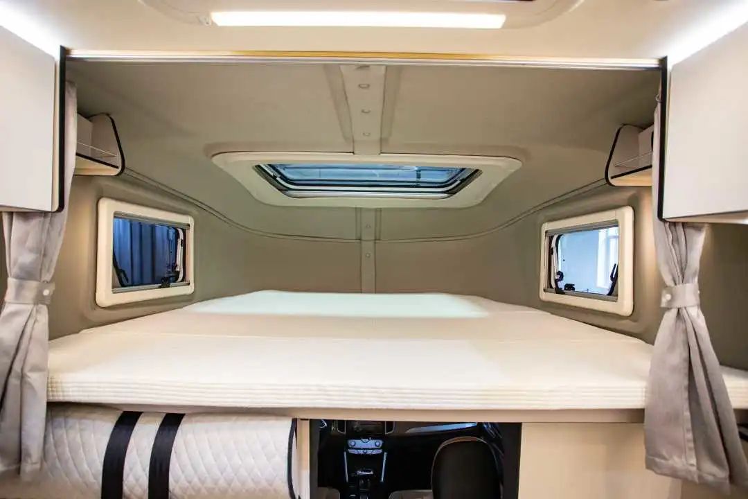 為什么覽眾房車要采用玻璃鋼“三明治”車身結構？