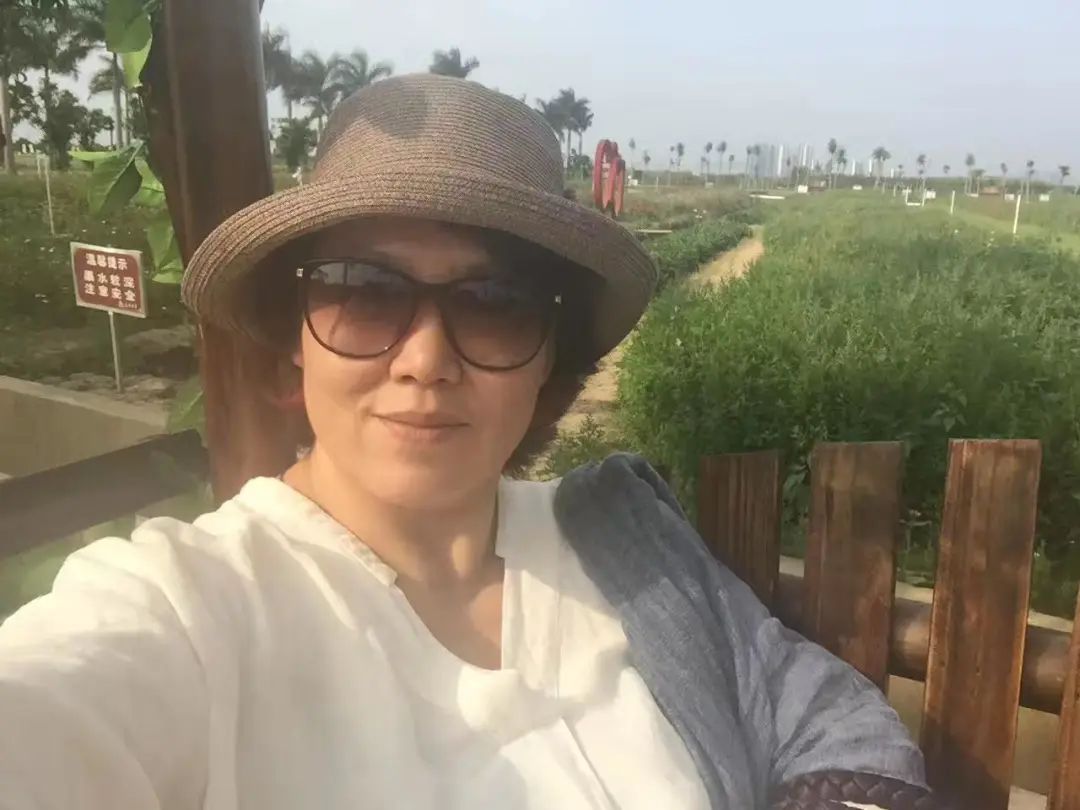58歲的她，自駕房車旅居，一人兩犬，活成了自己喜歡的樣子