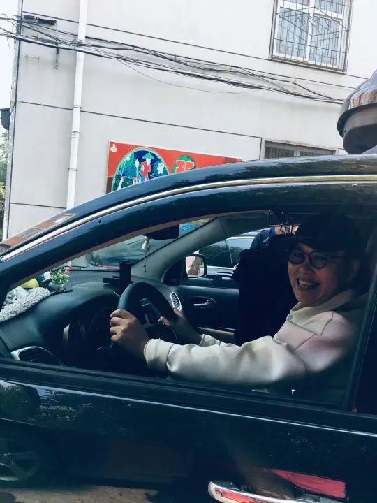 58歲的她，自駕房車旅居，一人兩犬，活成了自己喜歡的樣子