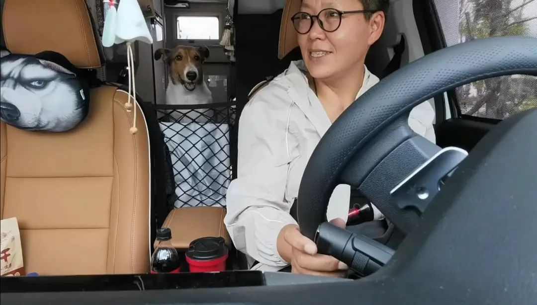 58歲的她，自駕房車旅居，一人兩犬，活成了自己喜歡的樣子
